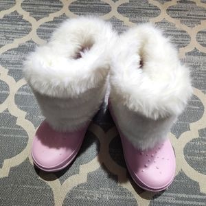 NEW Crocs Youth Girls Size J2 (2-4) Pink Boots White Faux Fur with Toggle Clasp